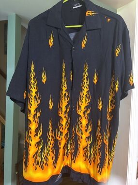 J/E/T Vintage Men’s Black Short-Sleeve Button-Up Shirt with Orange Flame Print